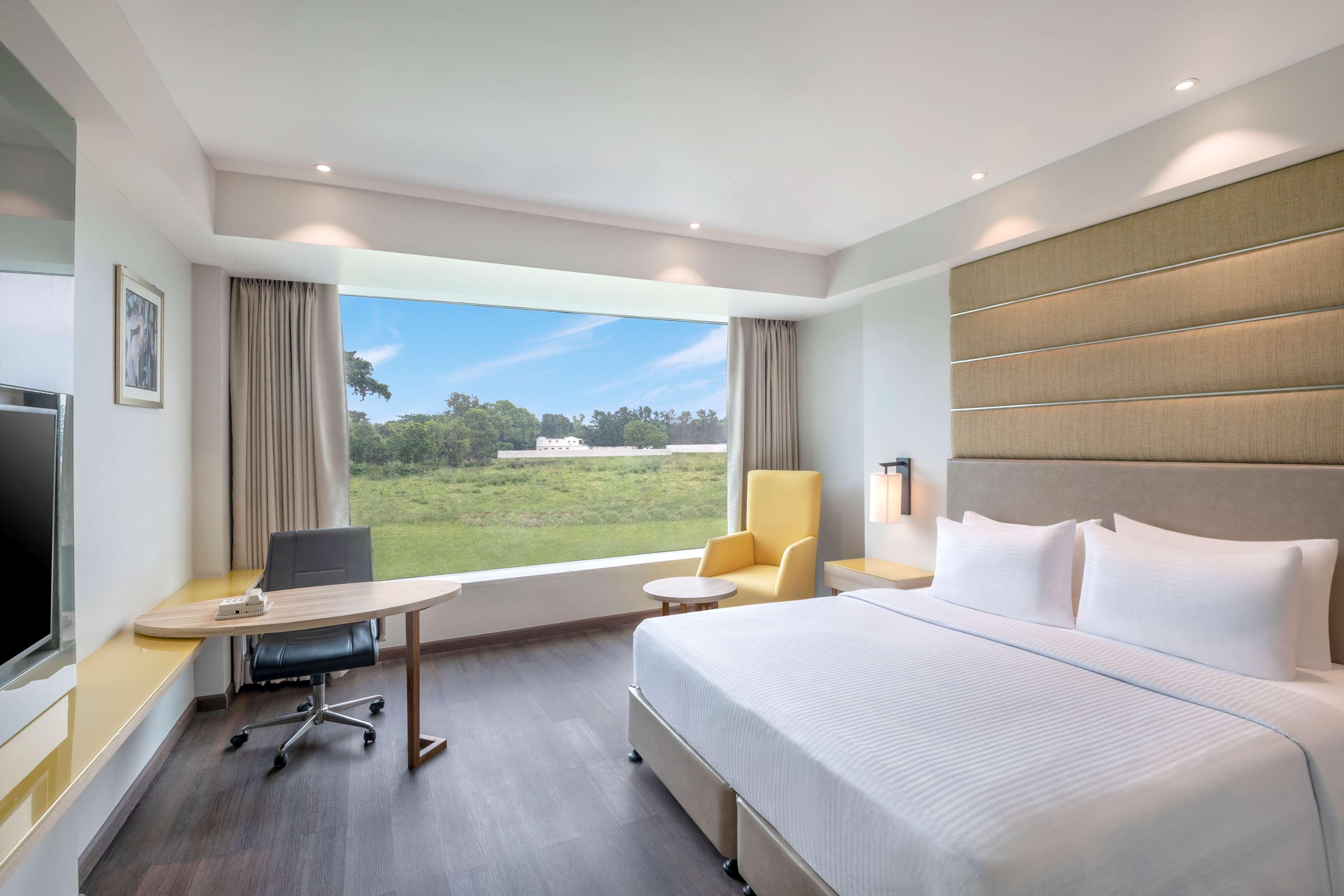 Radisson Hotel Bareilly Airport מראה חיצוני תמונה