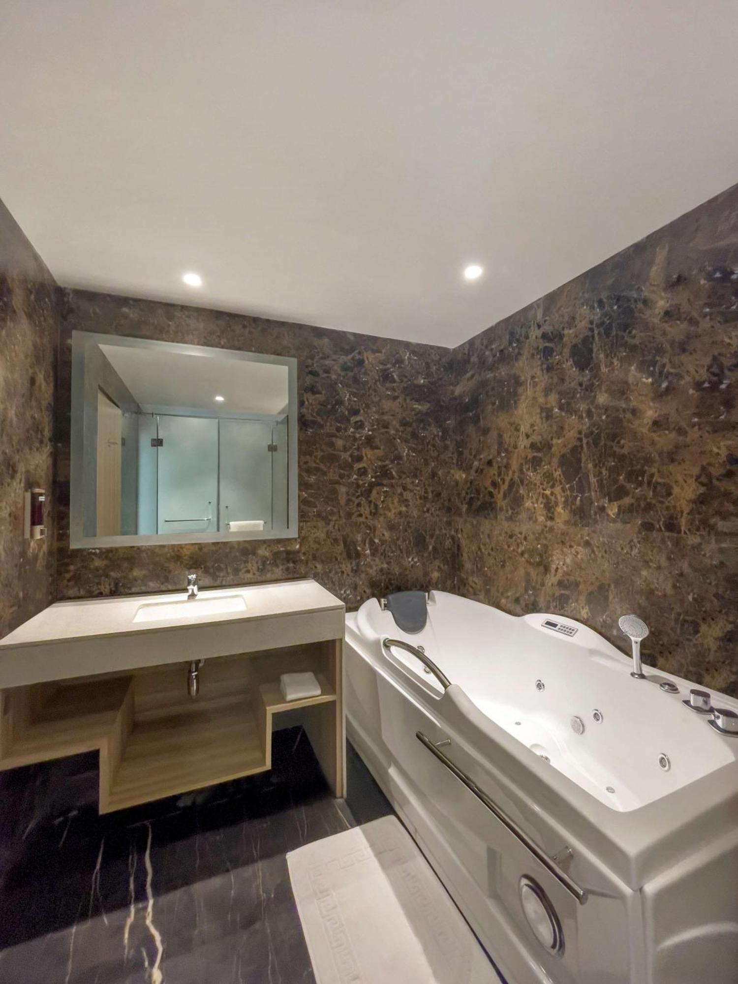Radisson Hotel Bareilly Airport מראה חיצוני תמונה